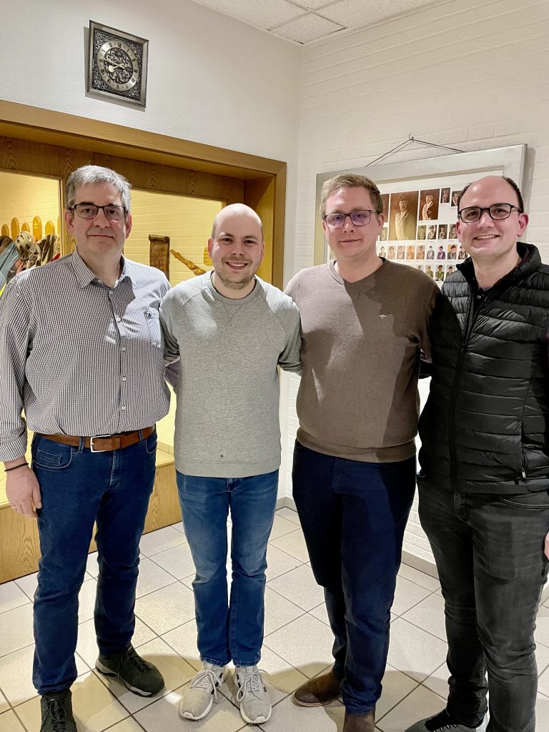 Die erfolgreichsten Schützen des Abends. Thomas Hemfort (Platz 2), König Niklas Schnieder (Platz 1) und Jürgen Sandmeier (Platz 3). Benedikt Poll gratuliert den Gewinnern.