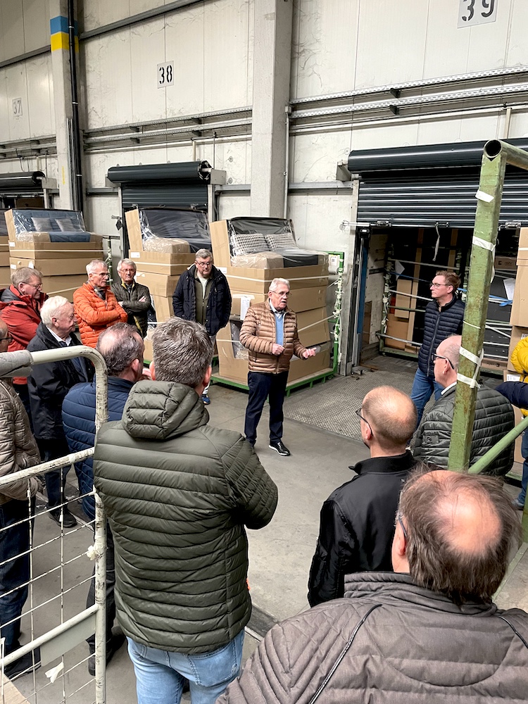 Hansi Röhr bei der Betriebsführung mit den ehemaligen Majestäten.